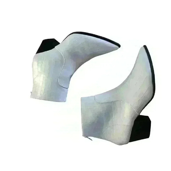 Qupid White Faux Leather Gator Embossed Block Heel Pointed Toe Booties Womens 7. - Picture 2 of 9